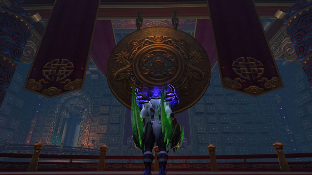 WoW a night elf and a huge gong